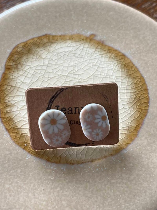 Oval Daisy stud