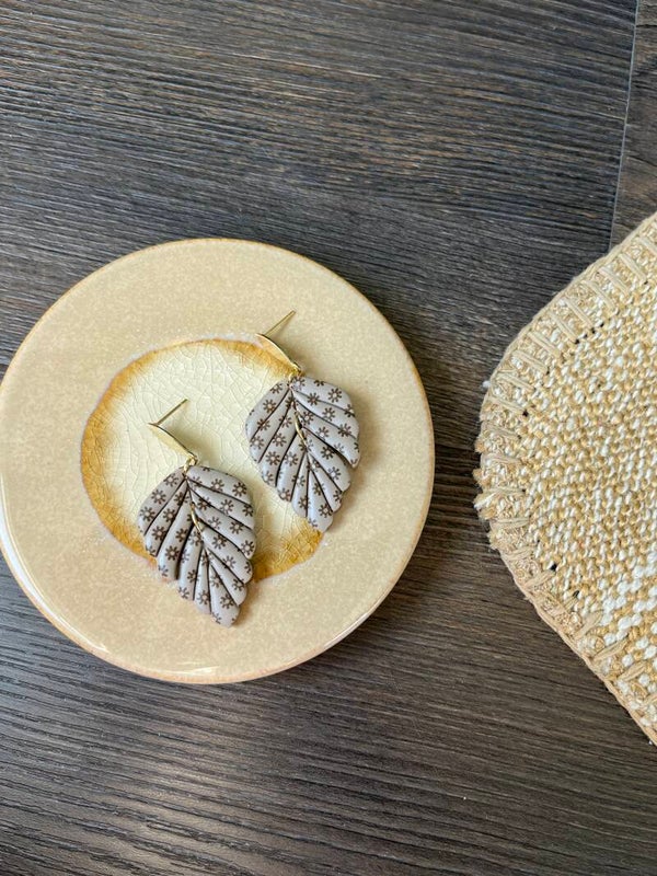 Grace in Taupe Flower