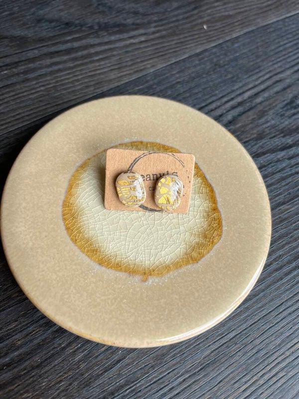 Oval in Sahara gold stud