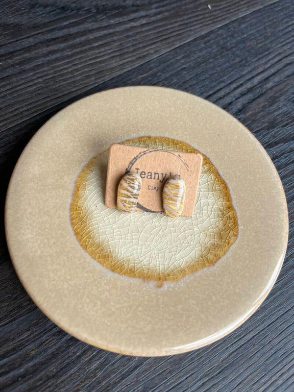 Oval long in Sahara gold stud