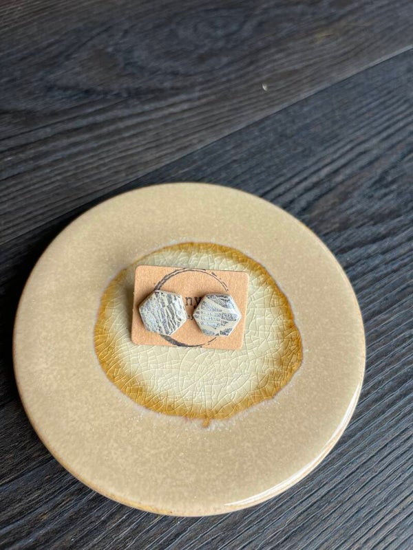 Hexagon in Sahara silver stud