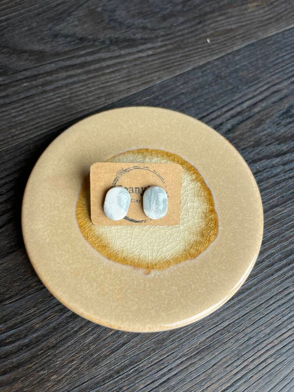 Oval in White silver marble stud