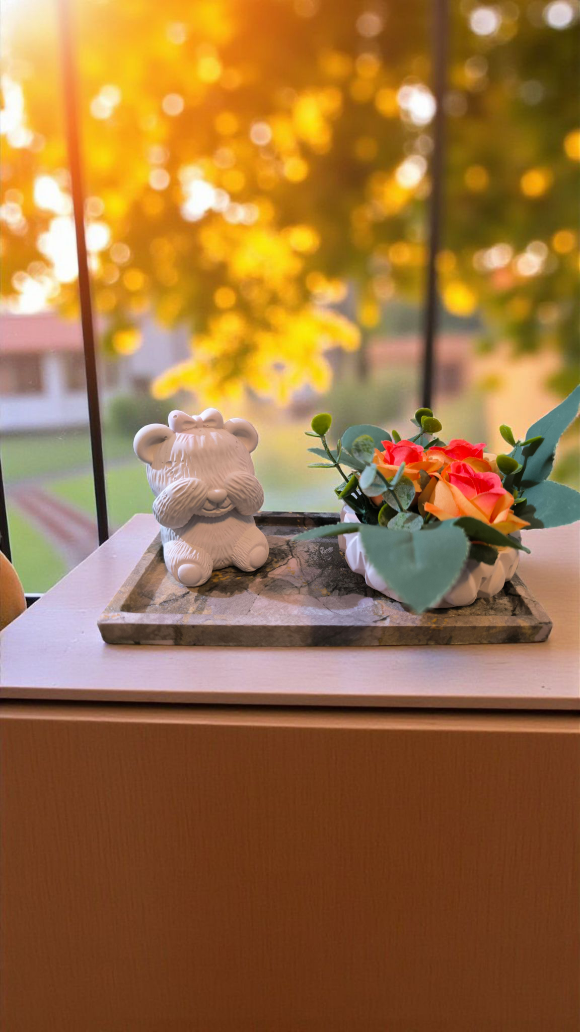 Bärchen mit Blumenarrangement