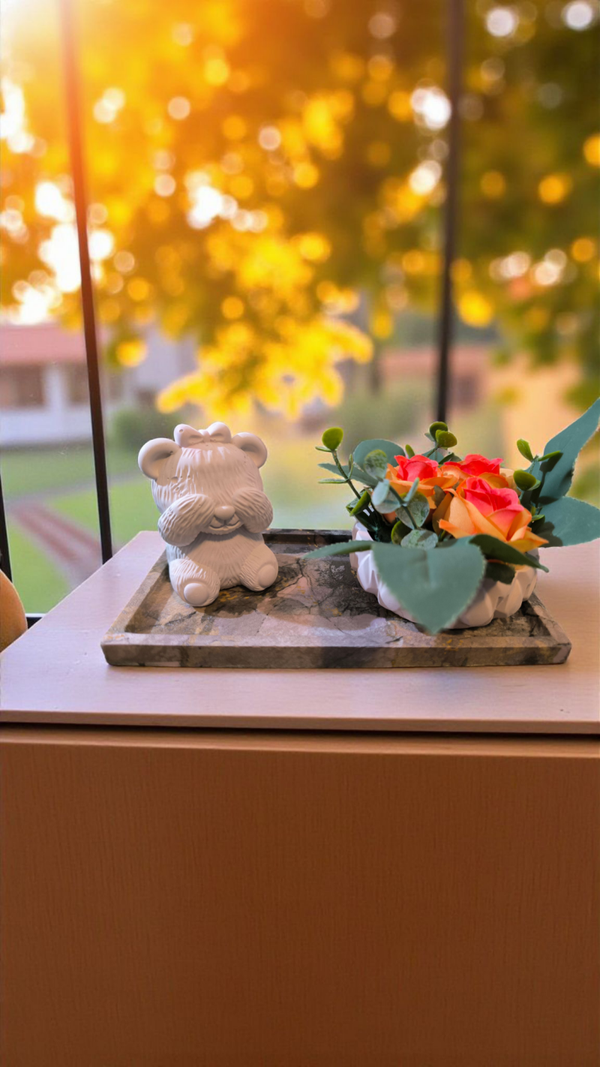 Bärchen mit Blumenarrangement