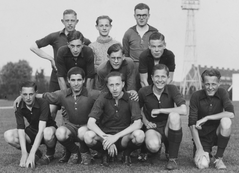 voetbalelftal levensverhaal jubileumboek