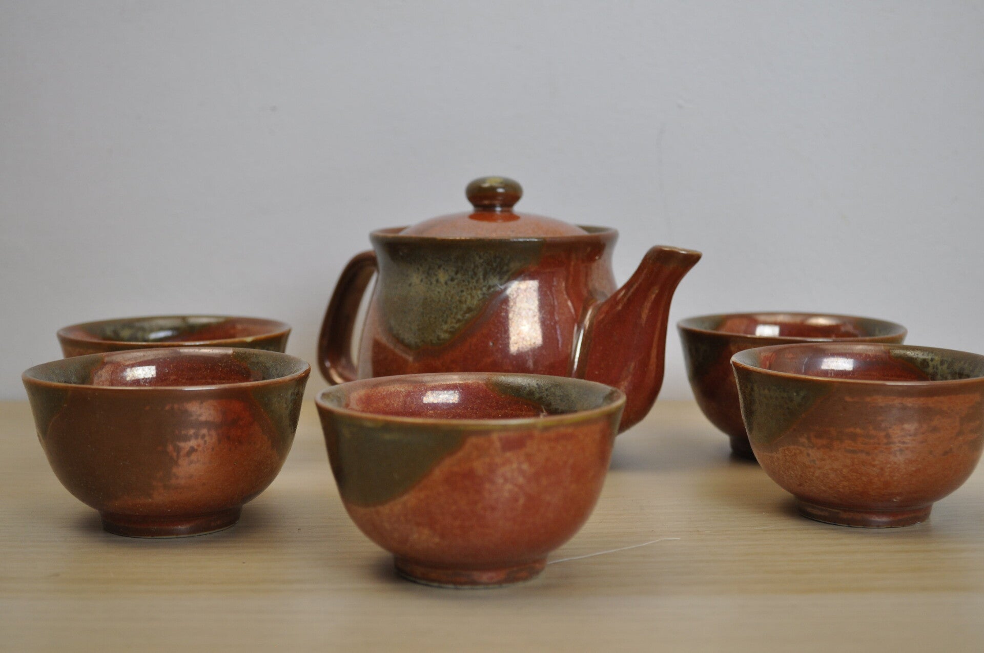 Tea set with shiny glaze