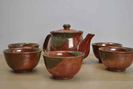 Tea set with shiny glaze
