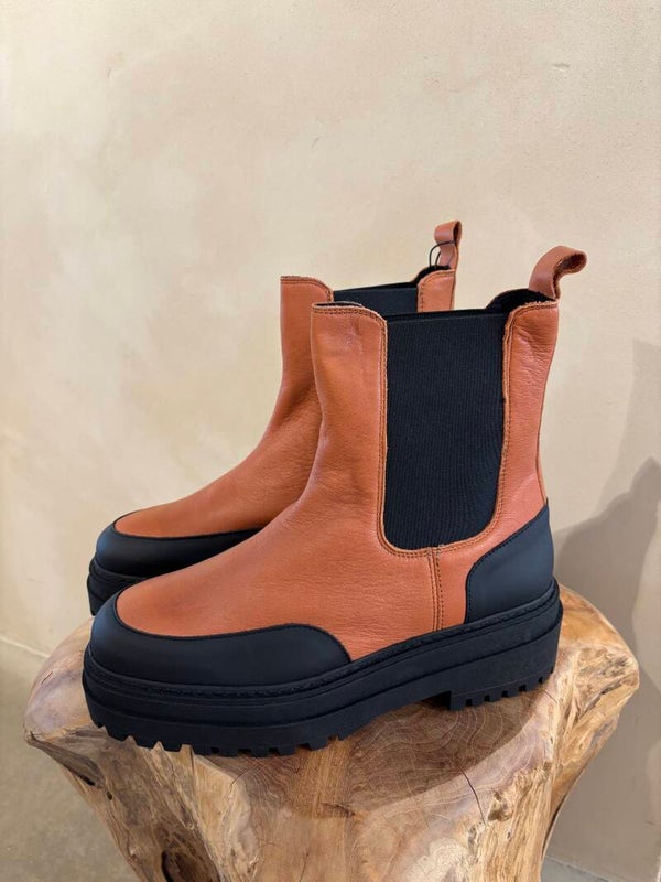 Oranje Boots Second Female