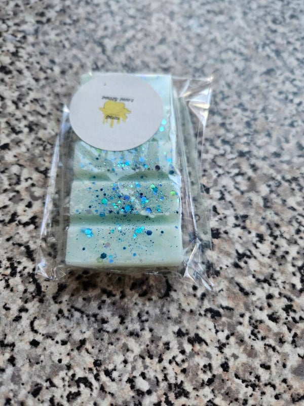 A Cosy Cardigan Fragrance Wax Melts.