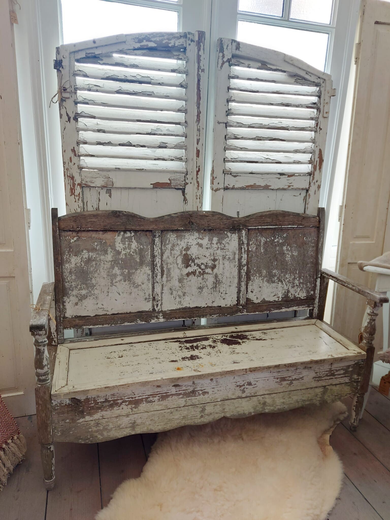 Klepbankje oud/vuil wit