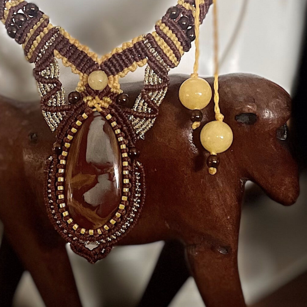 Collier en tissage Macramé avec un cabochon Jaspe Noreena