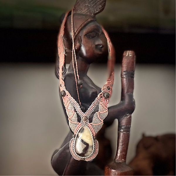 Collier en tissage Macramé avec un cabochon Septaria jaune