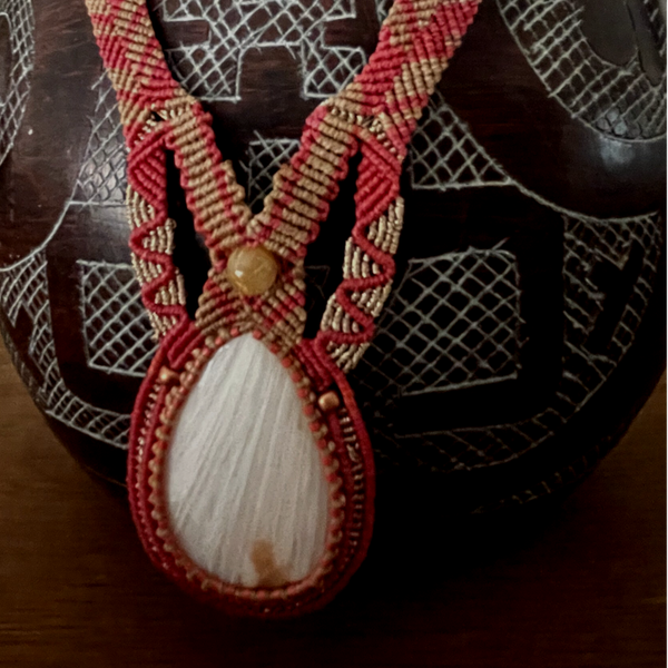Collier en tissage Macramé avec un cabochon de Scolécite
