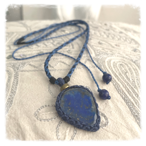 Lapis Lazuli sertie en Fil Macramé
