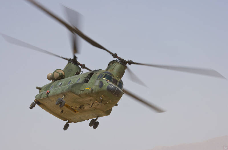 Een Chinook-transporthelikopter van 298 Squadron zet de landing in | © TekstEnPlaat.nl