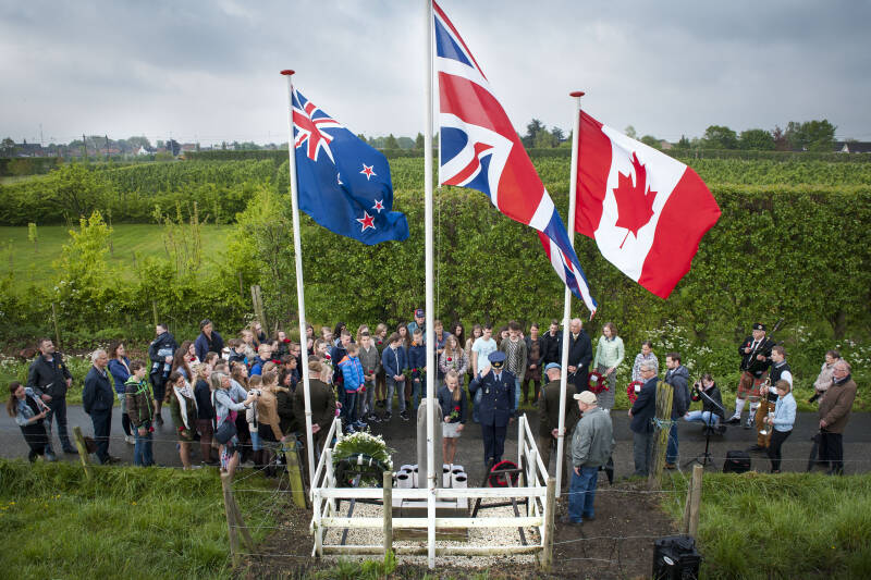 Een minuut stilte voor de gesneuvelde vliegtuigbemanning bij het monument aan de Noorddijk | © TekstEnPlaat.nl