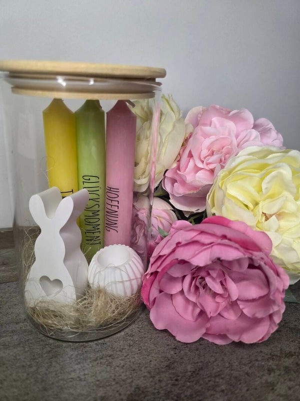 Glasarrangement mit Kerzen & Hasenfigur