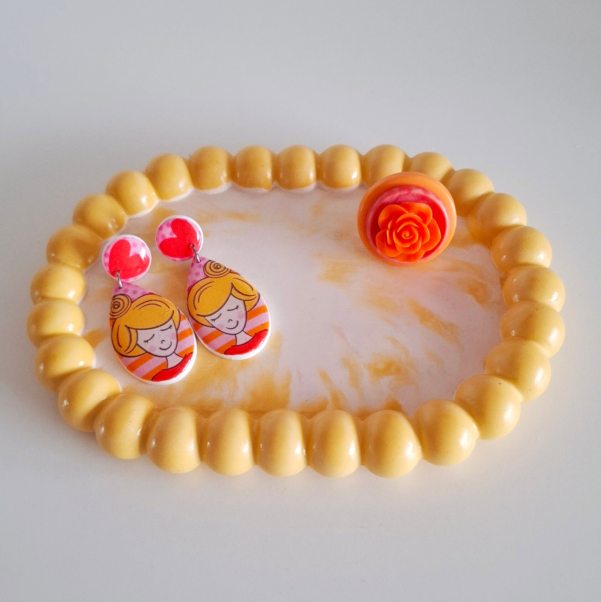 Schaaltje geel bolletjes ovaal