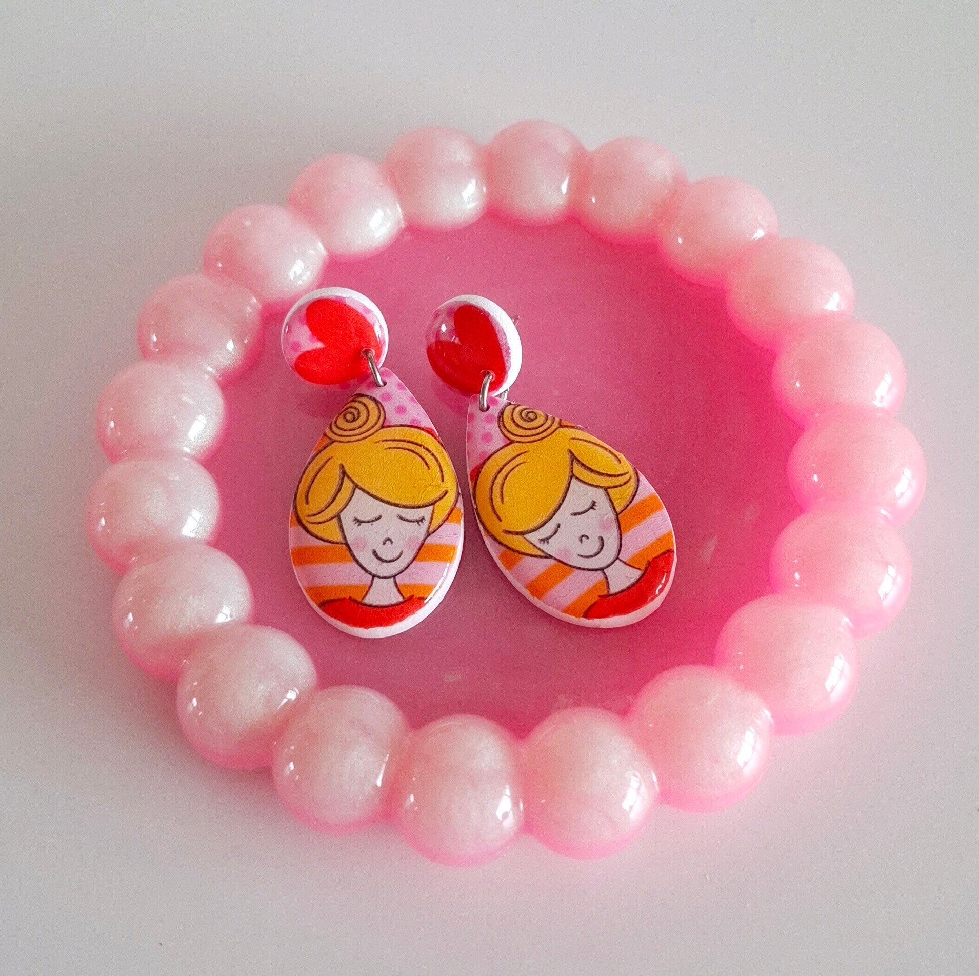 Schaaltje roze bolletjes