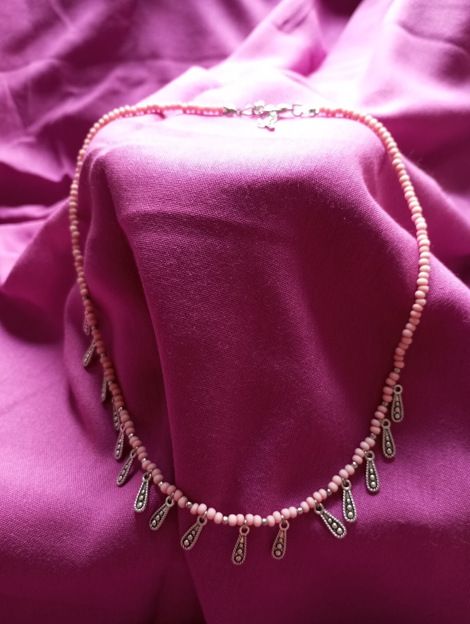 Collar con gotitas plateadas diferentes colores.