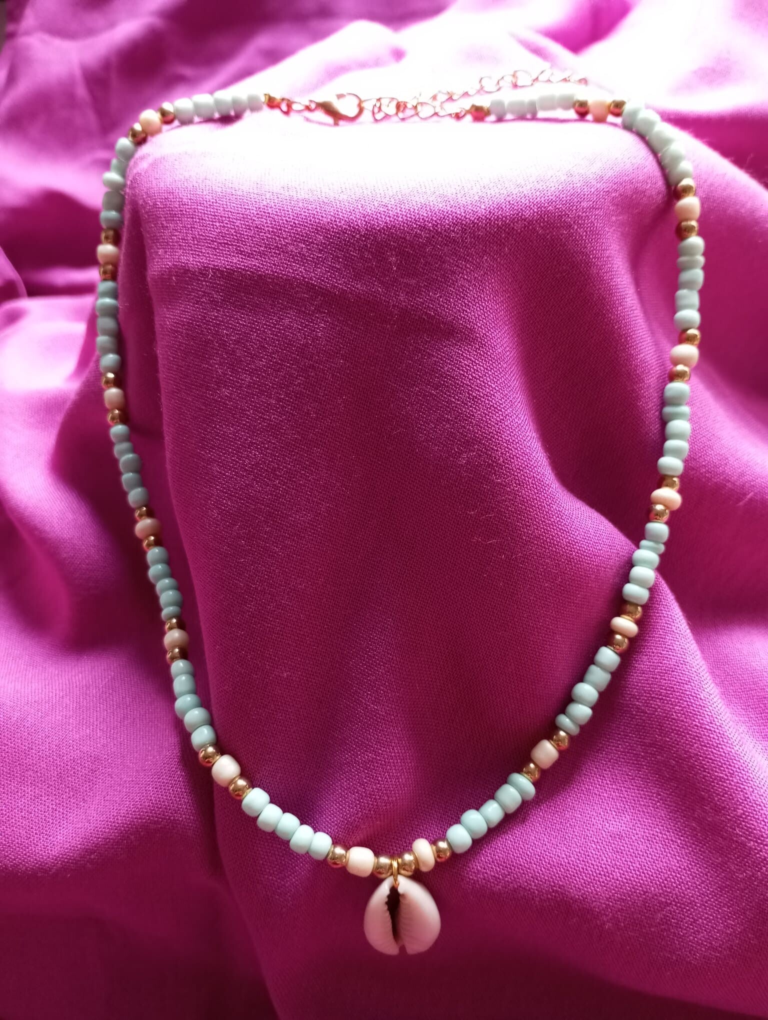 Collar caracola con detalles dorados