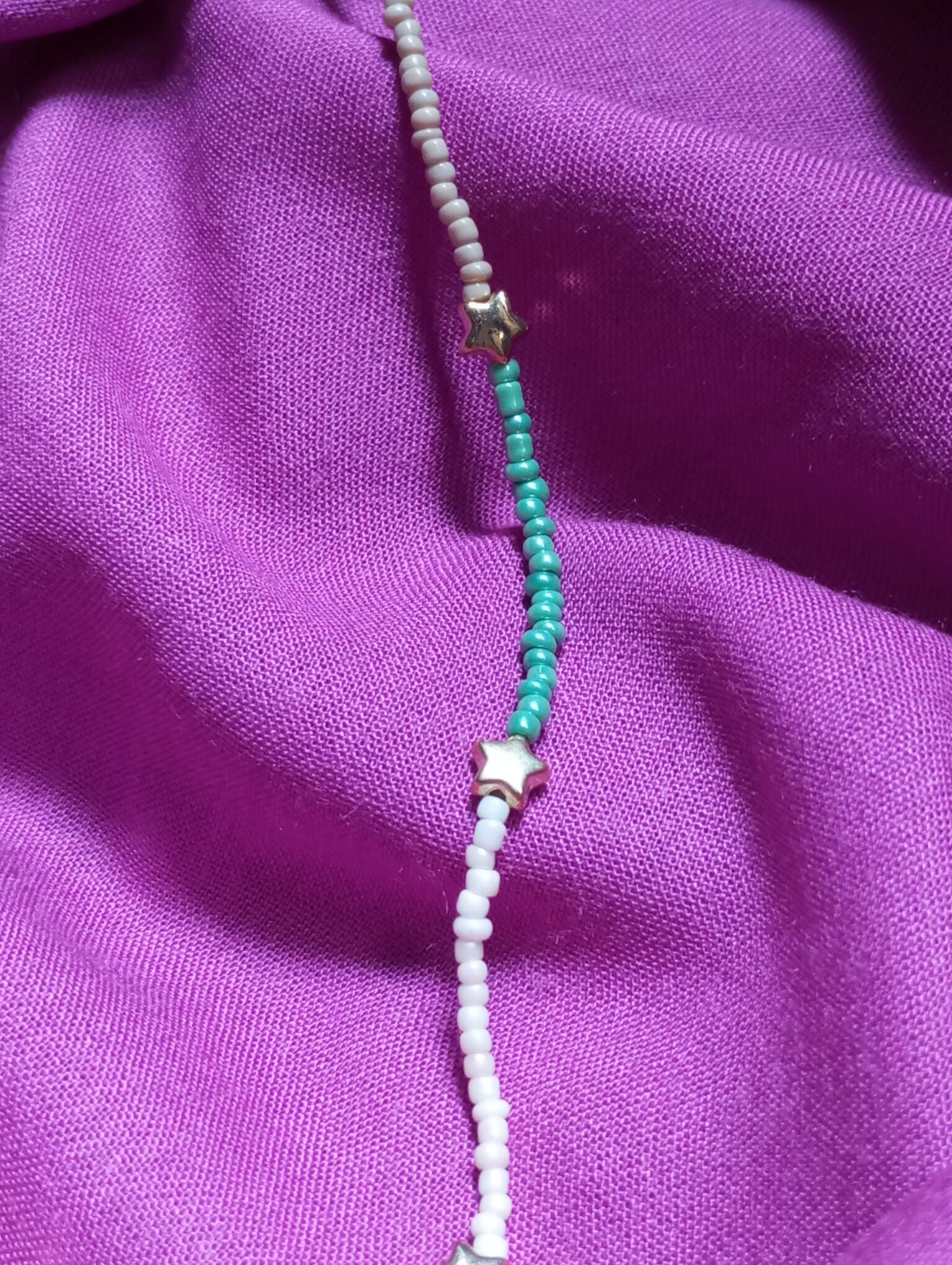 Collar estrella dorada con detalles azul y blanco