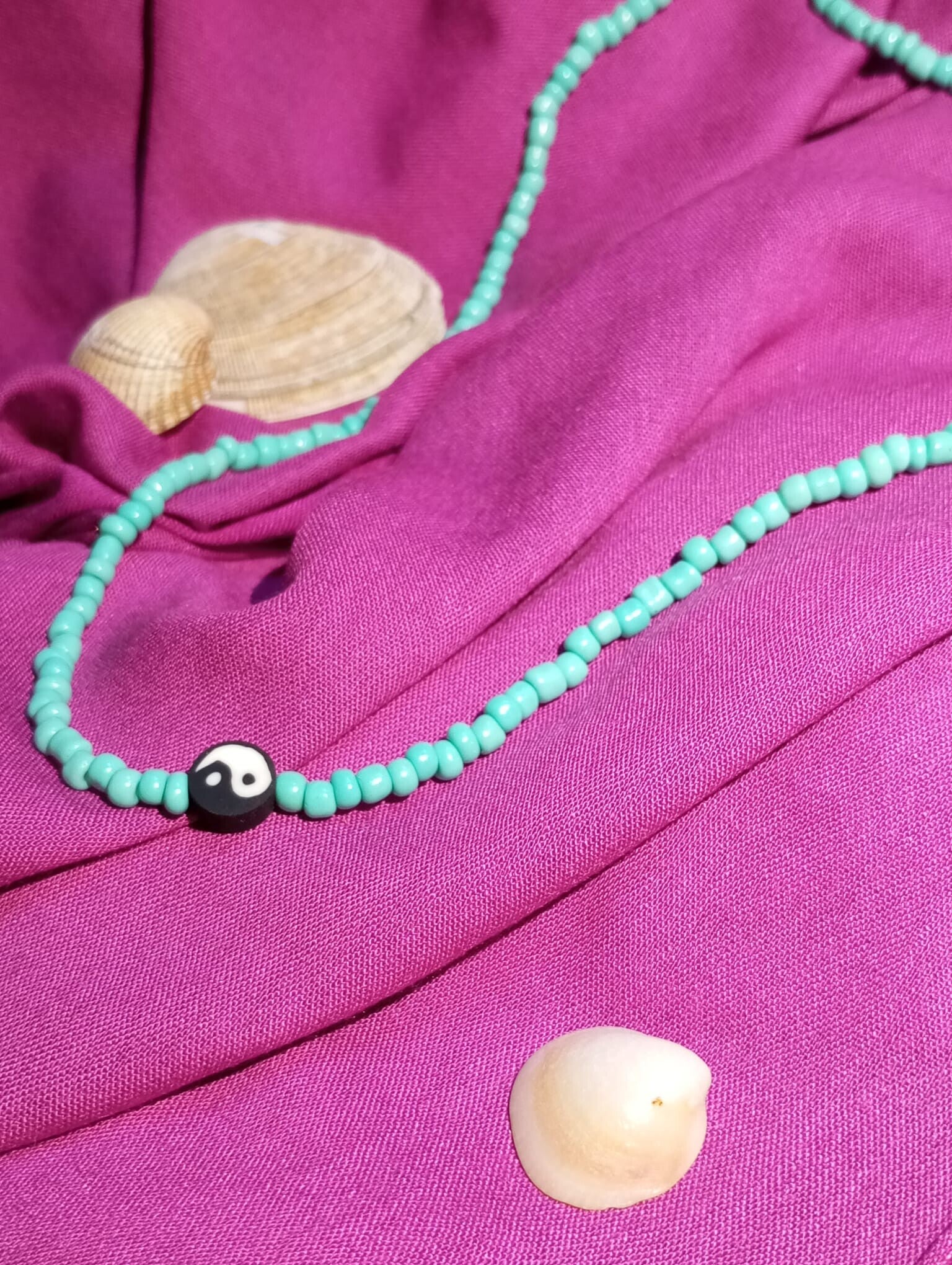 Collar bolitas azul con símbolo Yin-yang (las bolitas pueden ser de diferentes colores)