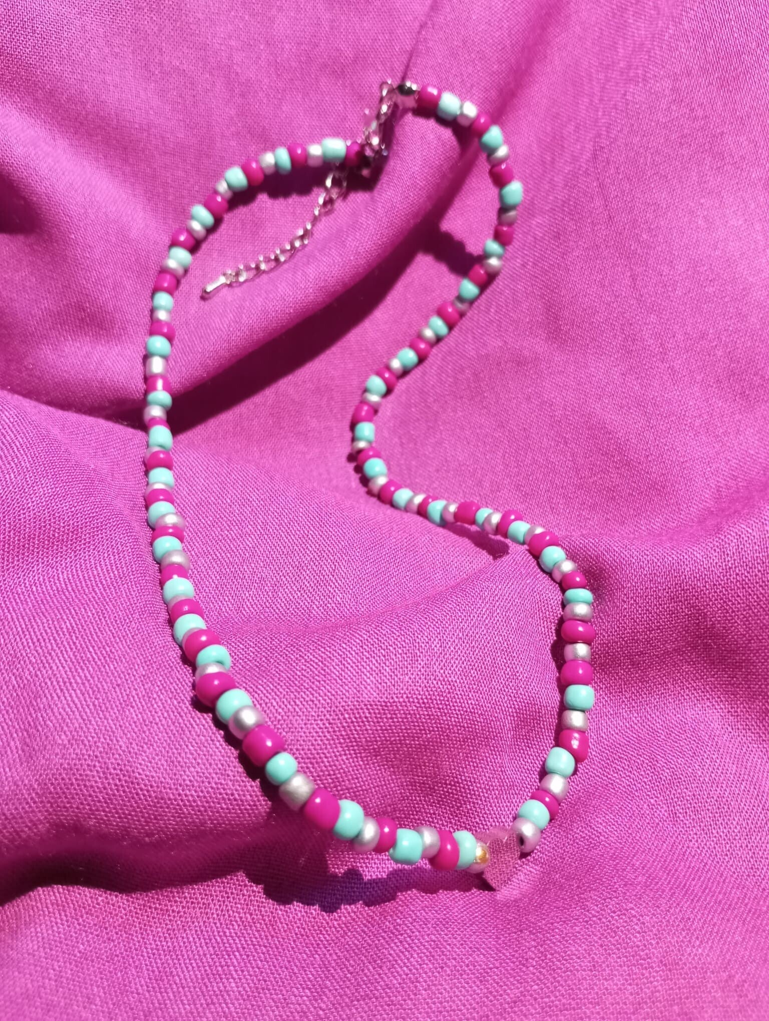 Collar bolitas de colores con corazón plateado