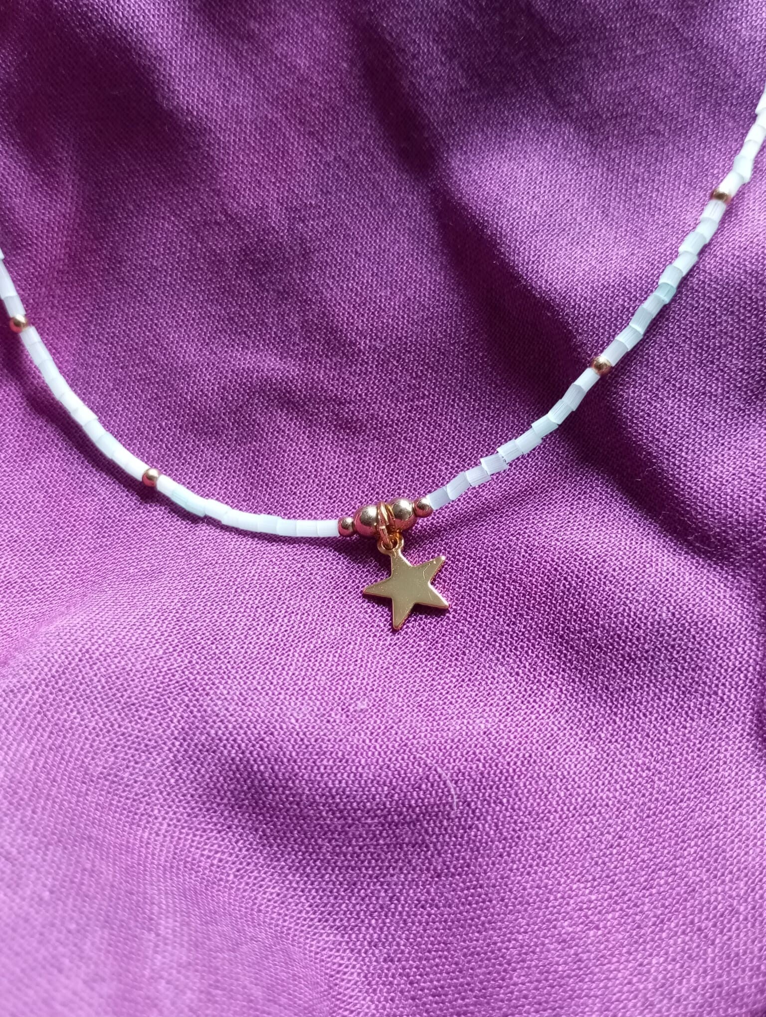 Collar estrella con detalles dorados
