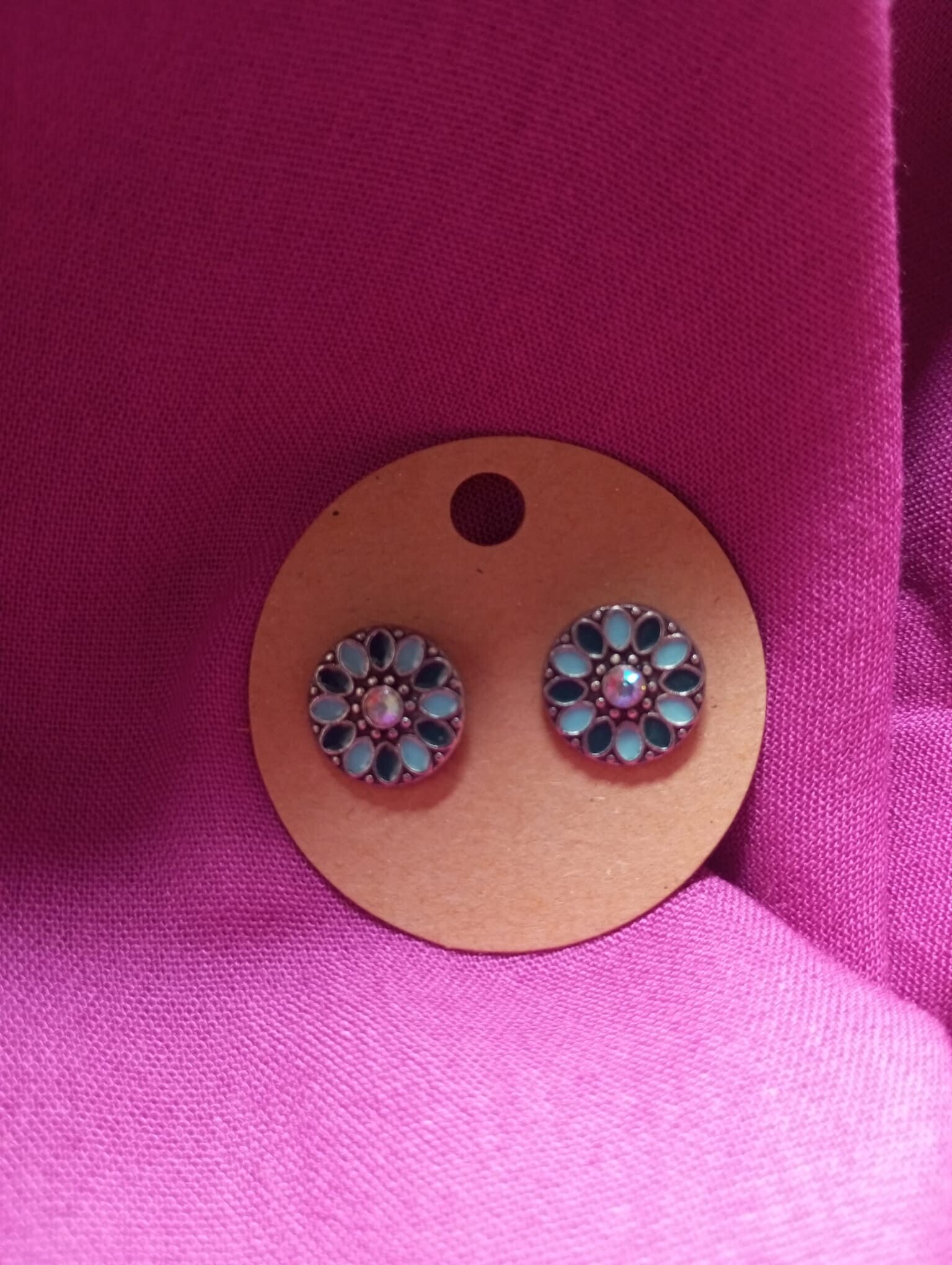 Pendiente con detalle azul claro azul fuerte y brillo