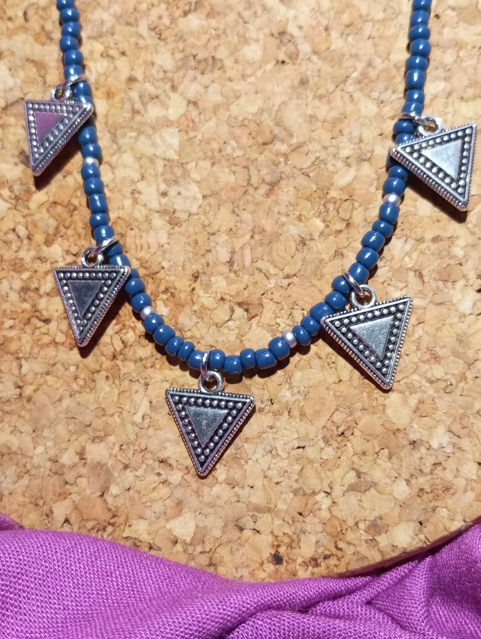 Collar triángulos azul.
