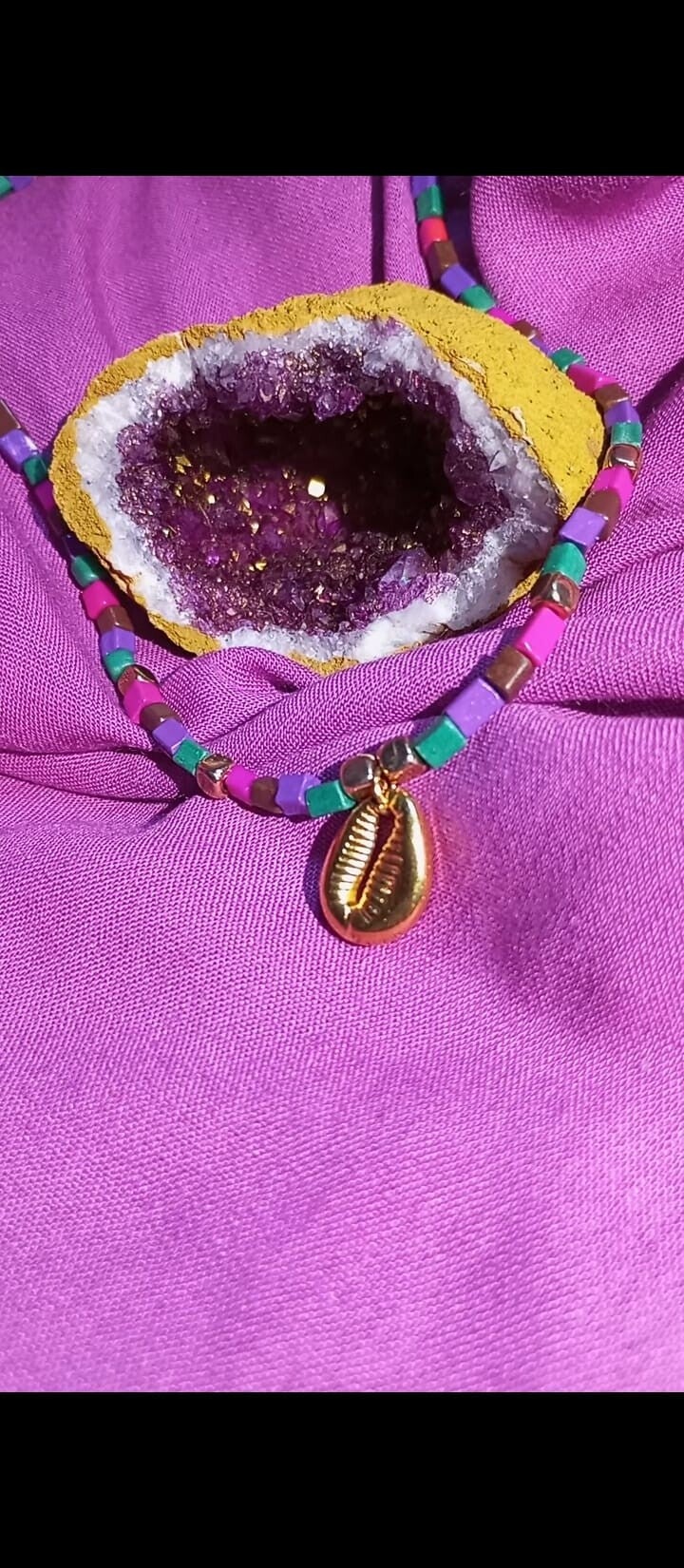 Collar concha dorada bolitas de colores.