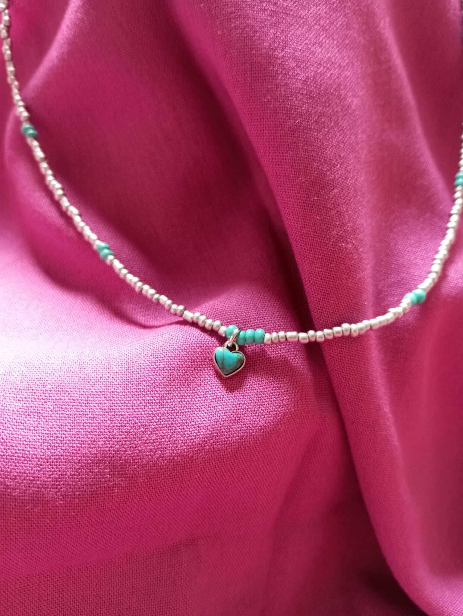 Collar corazón relieve azul bolitas de colores.