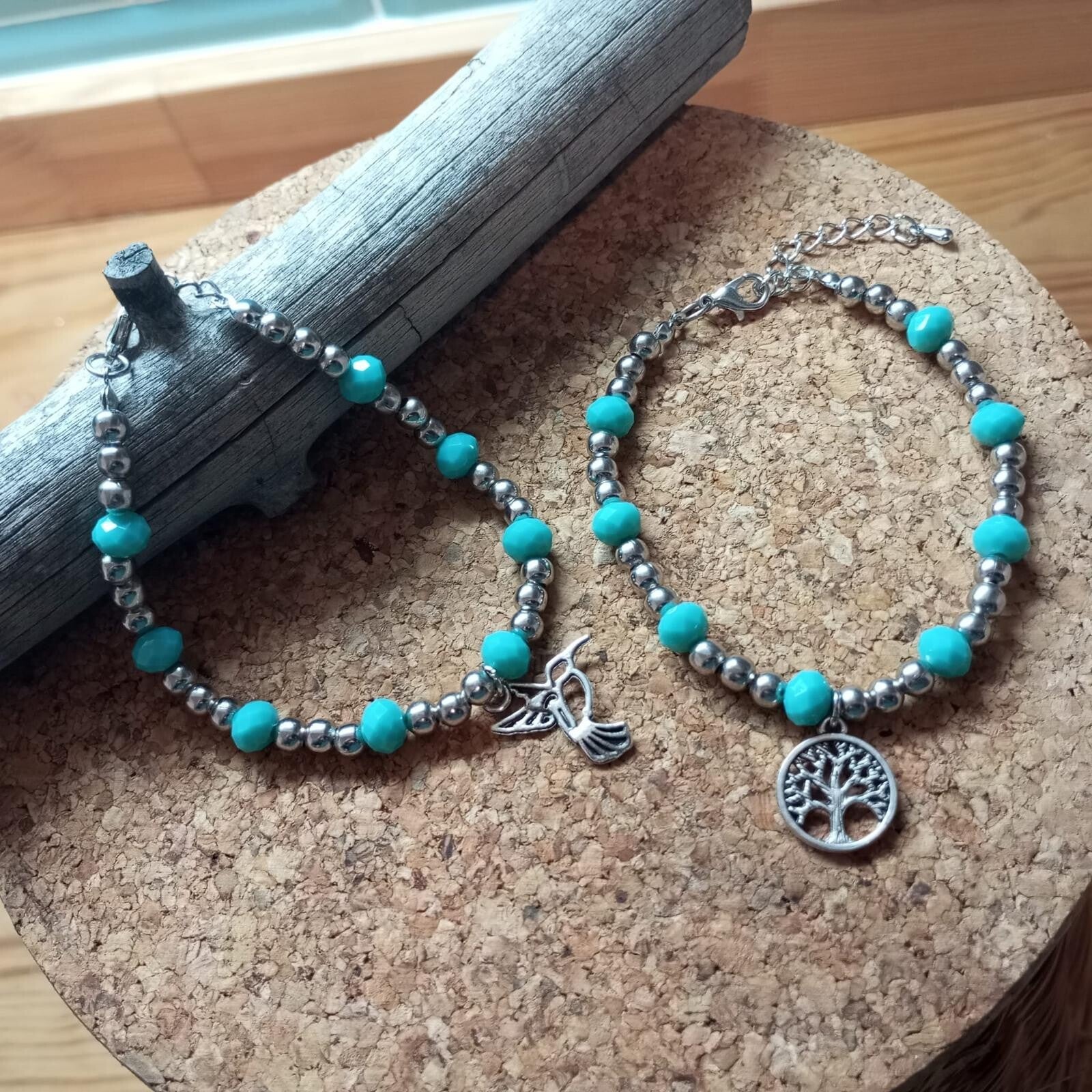 Pulsera de bolas en plateado y turquesa con colibrí o árbol de la vida.