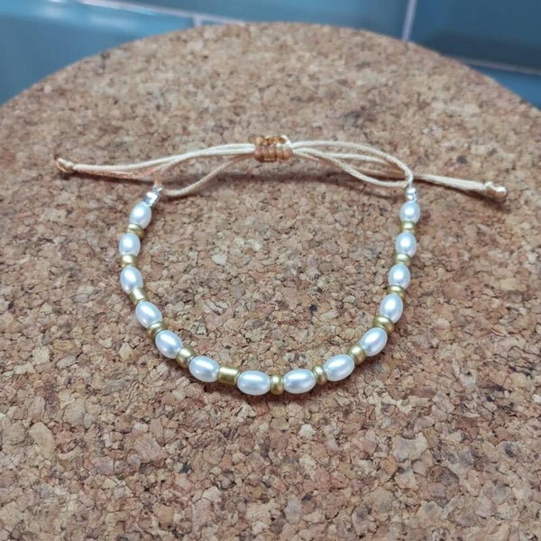 Pulseras de hilo con detalles blanco perla