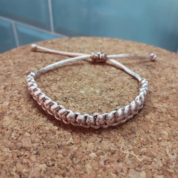 Pulsera trenzada con hilo plateado