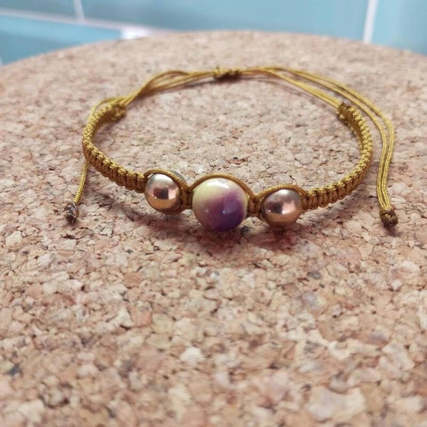 Pulsera de hilo con detalles en azul o marrón