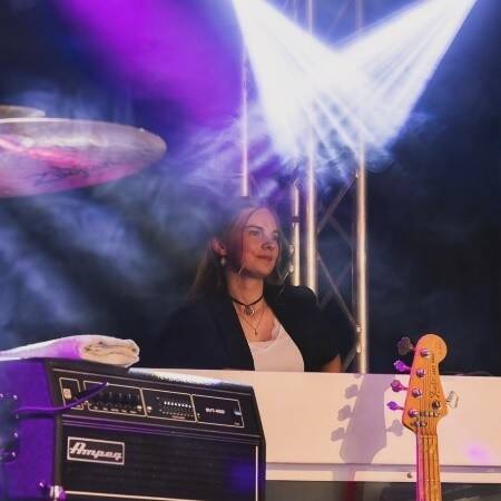 Joëlle Kivits, kunststudent en muziekfan, deelt haar visie en passie via columns. Haar openheid en puurheid inspireren anderen, met een vleugje humor en energie.