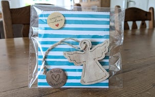 cadeaubon ingepakt, klaar om te geven