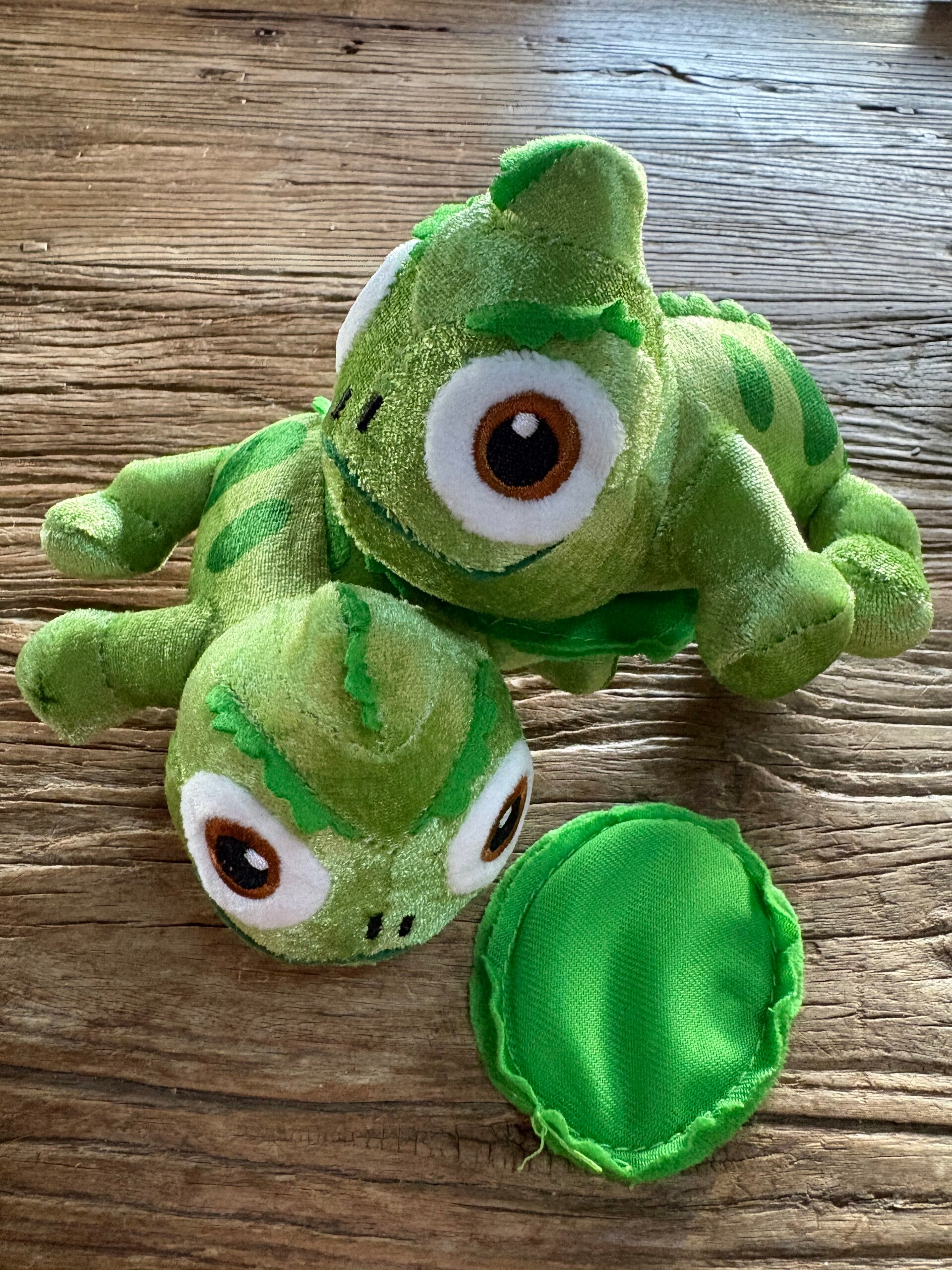 1 x gecko toy (magnetic attached so it can sit on your shoulder)