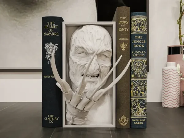 Freddy Krueger / Buchstütze und Wandhalterung