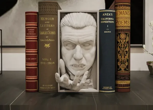 Dracula / Buchstütze und Wandhalterung