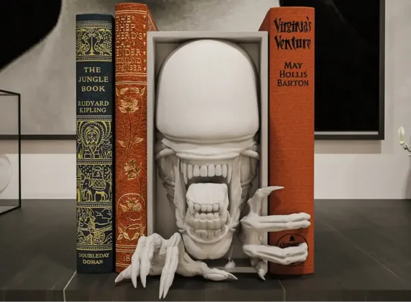 Xenomorph / Buchstütze und Wandhalterung