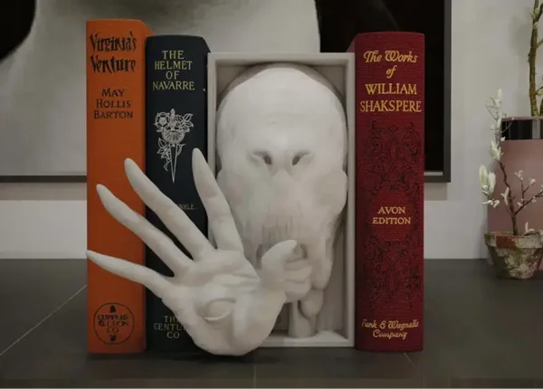 Blasser Mann / Buchstütze und Wandhalterung