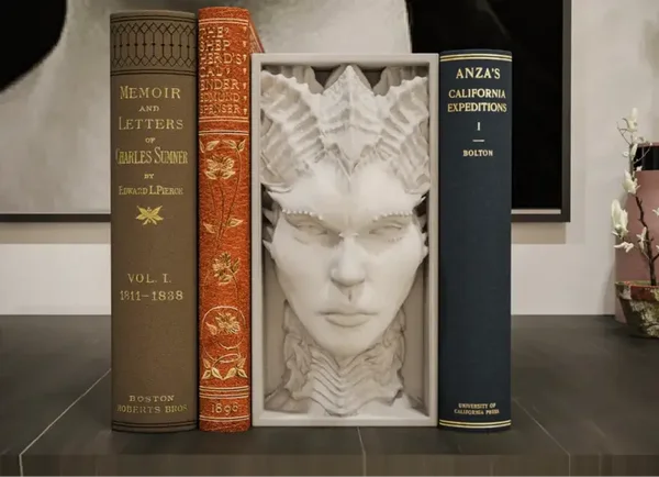 Liliths  / Buchstütze und Wandhalterung