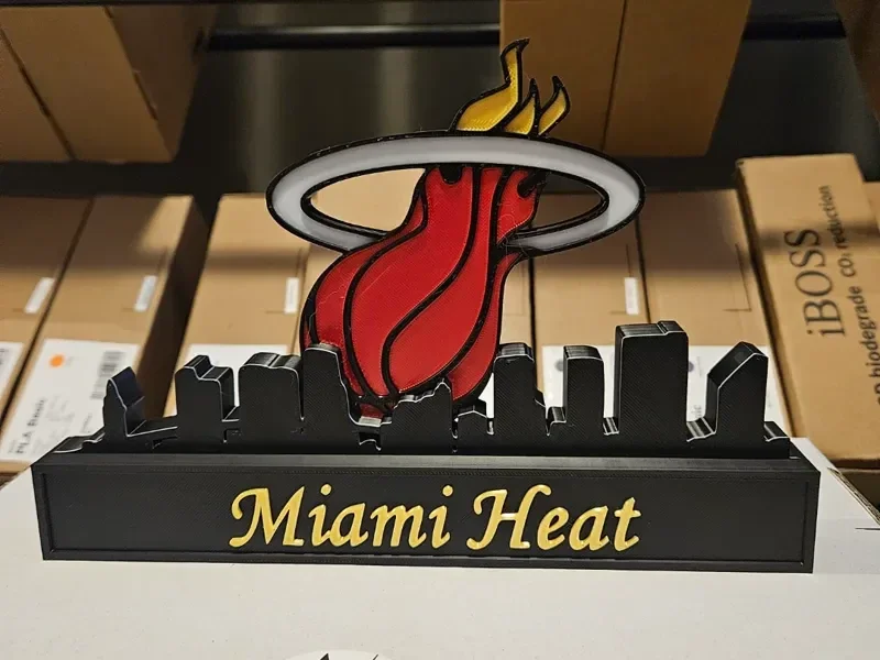 Miami Heat mit der Skyline von Miami NBA