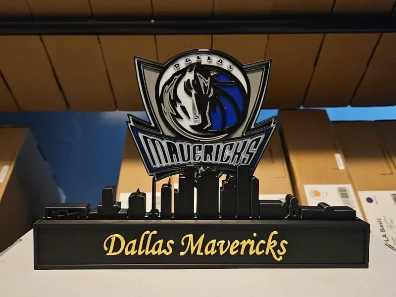Dallas Mavericks mit der Skyline von Texas