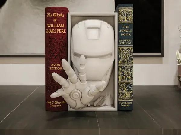 Iron-Man / Buchstütze und Wandhalterung