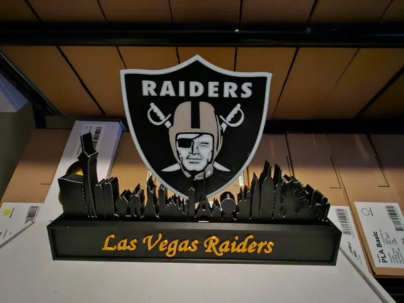 Las Vegas Raiders vor der Skyline von Las Ve