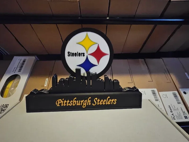 Pittsburgh Steelers mit Skyline von Pittsburg